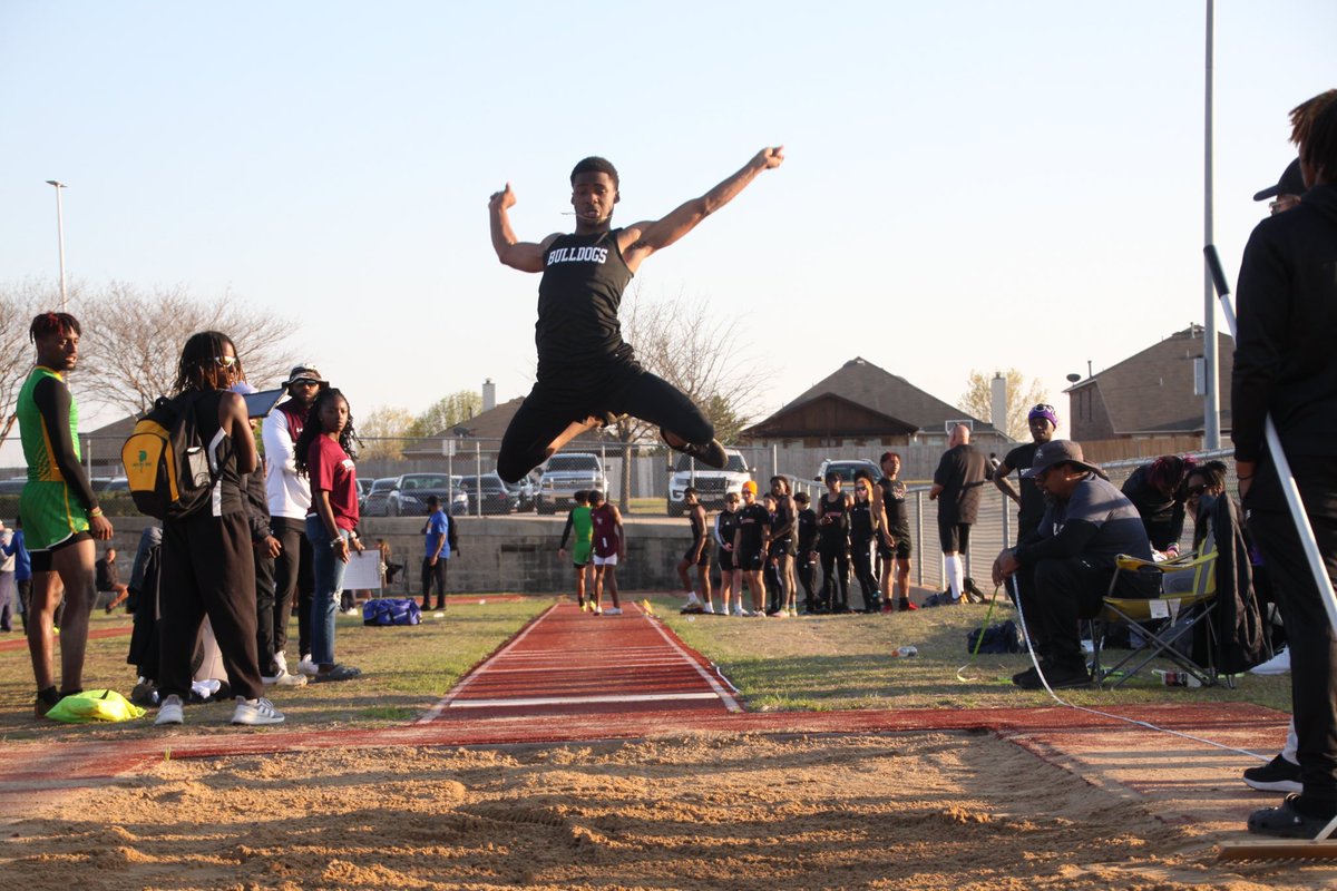 Shots of two of the many PRs from Timberview relays. <a href="/KevinAllen_9/">“ BIG KEV ” 🐐</a> @13dr3ams
