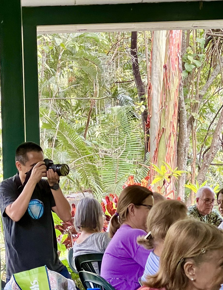 Hoy me estaba tomando un café en <a href="/LasCorocoras/">Rest. Las Corocoras</a> y se acercó Harold Contreras, fotógrafo de <a href="/Tpaseoytcuento/">Te Paseo y Te Cuento</a>. Me contó que me seguía en TW, que darían una charla ahí: “El Ávila, esencia y presencia femenina”. Buenísima. Gracias a Te paseo y te cuento y a Mayu por la locación ideal🌱