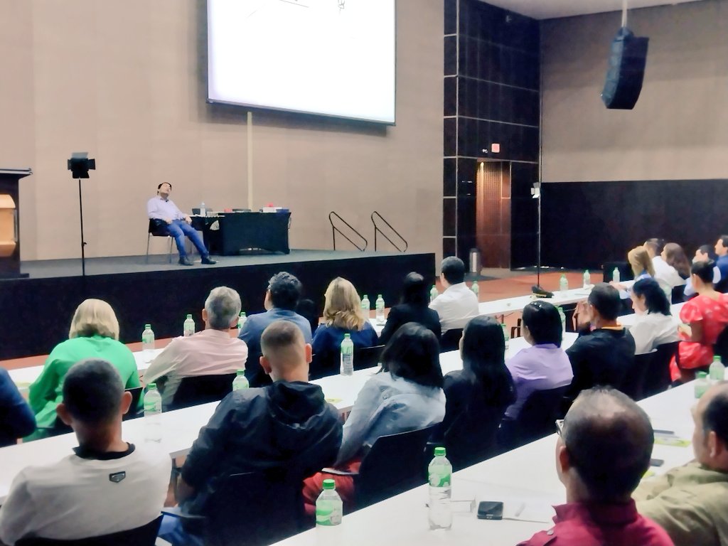 Jeison_HeroeCNN's tweet image. 🚨🙌🏼 Hoy compartimos nuestra conferencia motivacional con más de 500 personas en #Cali que alegría poder motivar a muchos #caleños que luchan día a día por cumplir sus sueños 🙏🏼😃  RT 📲