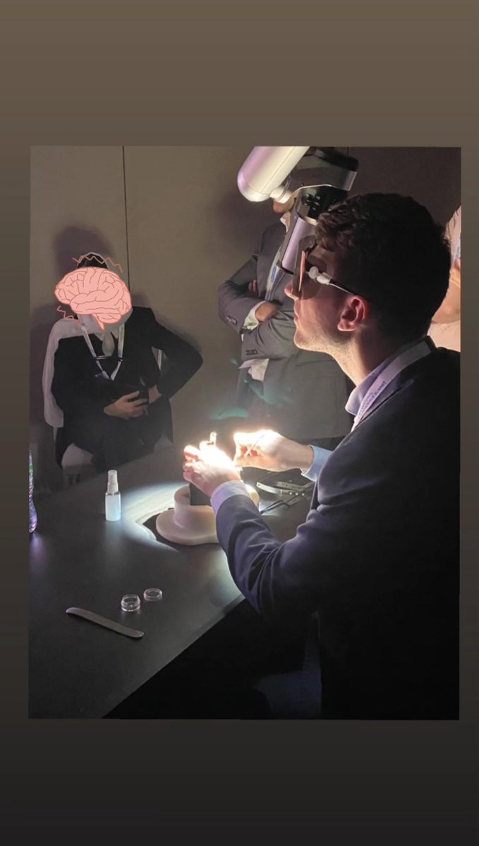 Umberto_BT's tweet photo. Best way to spend post-finals weekend - discussing complex neurosurgical cases and experimenting with the exoscope. @CCAD #Neurosurgery https://t.co/aPWgxvQFG4