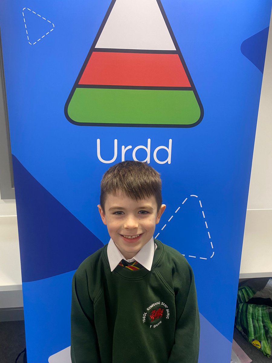 RhCJones's tweet photo. Joiodd Steffan ei brofiad cyntaf yn gwneud llefaru unigol ar lwyfan yr Eisteddfod Cylch. Diolch i chi gyd a llongyfarchiadau ar ganlyniadau gwych, heddiw! 👏🏻 @ysgolsantbaruc @R4Kenyon @EisteddfodUrdd https://t.co/BF2fkOjKsd