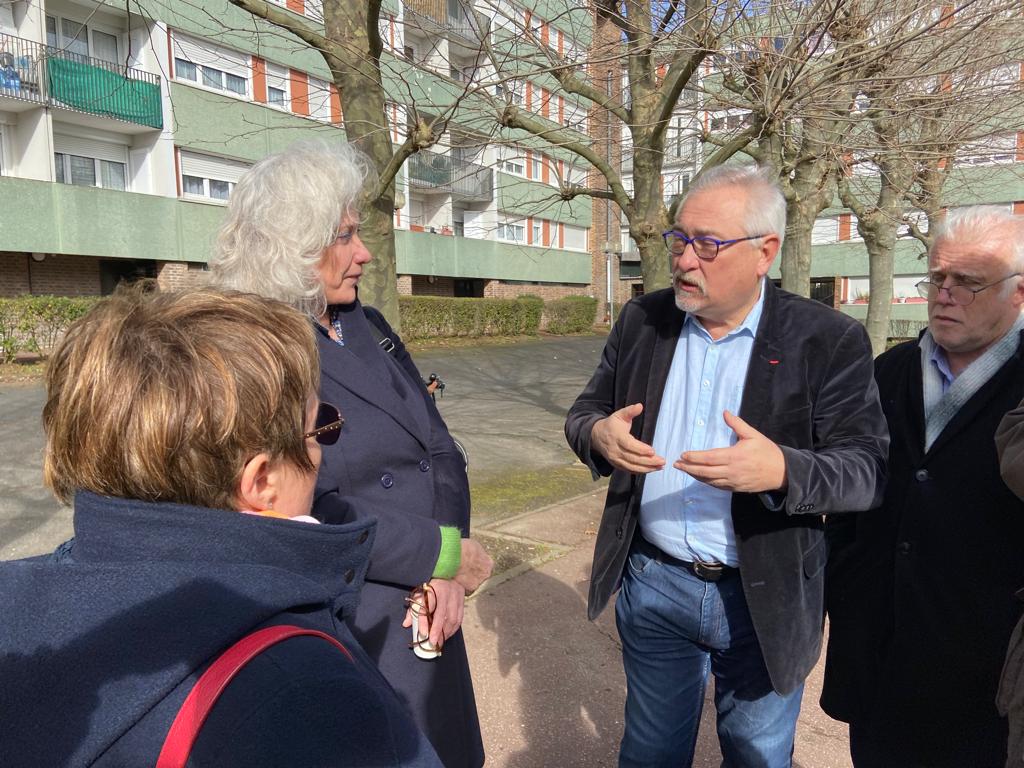 FontenayDemain's tweet photo. 1er café citoyen de 2023 résidence des Champarts, avec @laurent_vastel, Mme Vandenberghe, directrice de Toit et Joie. Merci aux habitants pour leurs accueil chaleureux ! https://t.co/fUghaI1hnm