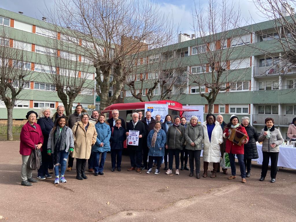 FontenayDemain's tweet photo. 1er café citoyen de 2023 résidence des Champarts, avec @laurent_vastel, Mme Vandenberghe, directrice de Toit et Joie. Merci aux habitants pour leurs accueil chaleureux ! https://t.co/fUghaI1hnm