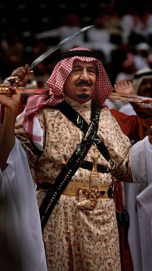 من بان عبدالعزيز وصبحنا باني 
ماعاد نقبل ظلام الليل لو ساعه.   
#يوم_العلم 
 #ارفع_الخفاق_اخضر