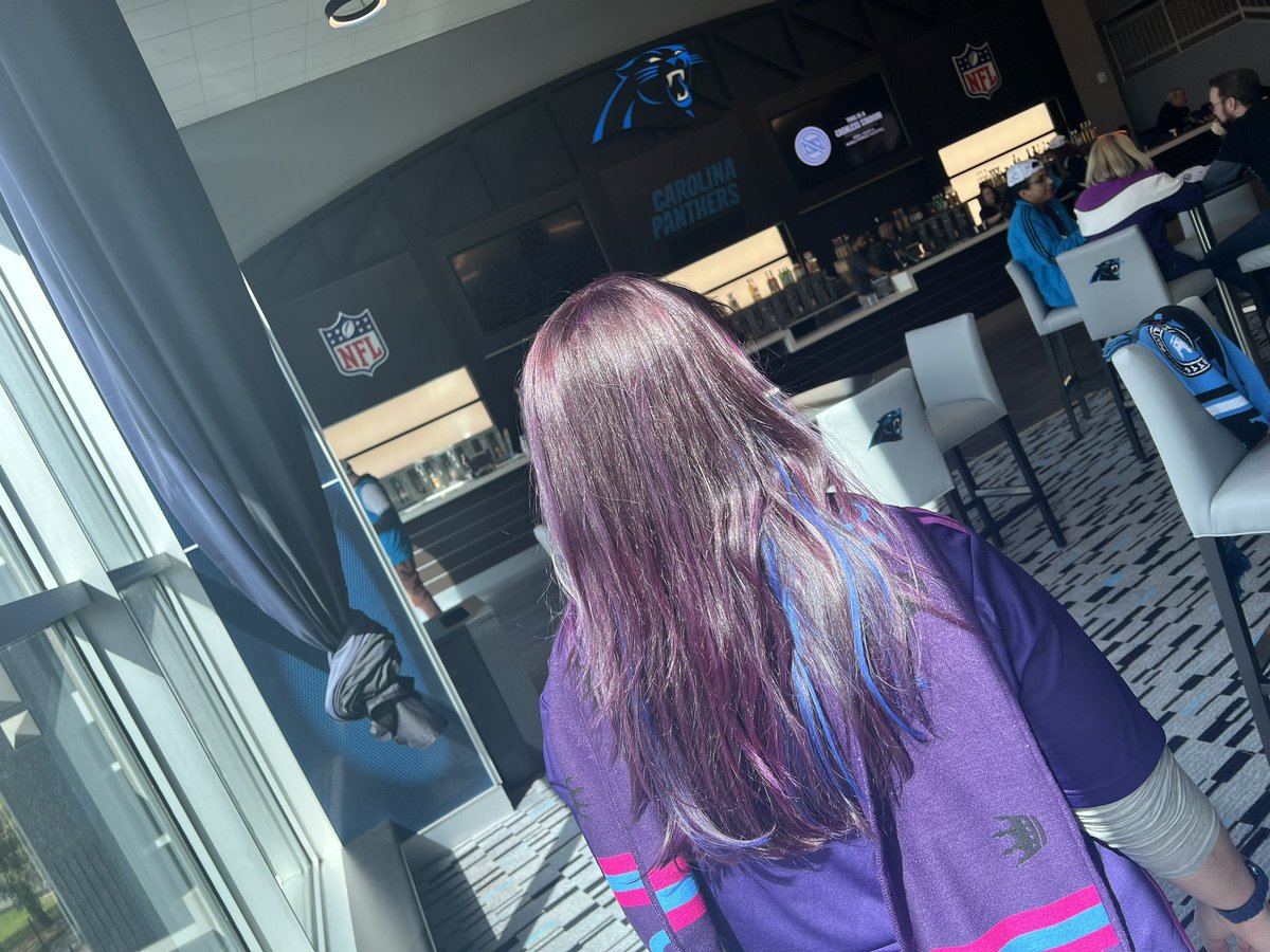 monorailpilot's tweet photo. @CharlotteFC  @ally when the kit matches the hair.  #forthrcrown https://t.co/6B9ezBRXwD