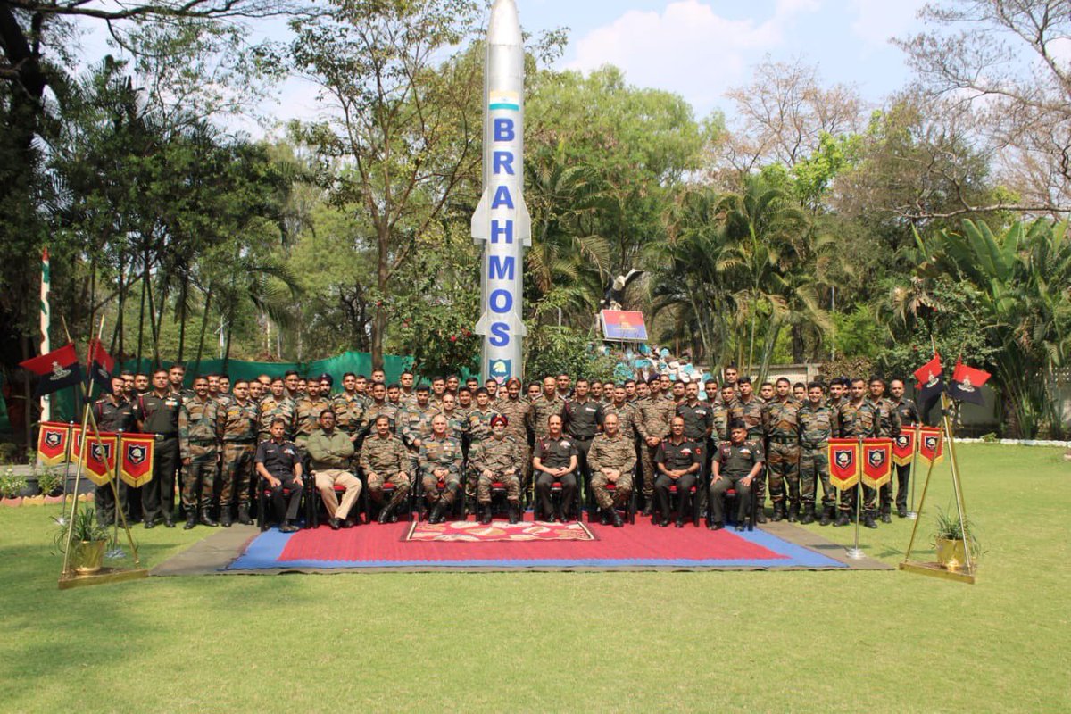 IaSouthern's tweet image. Budding gunner officers of #LGSC course from #SchoolOfArtillery, #Devlali visited #SouthernCommand &amp;amp; #AgnibaazDivision. GOC #AgnibaazDivision welcomed the Officers &amp;amp; gave them an insight on the employment of Artillery Division in the battle field.
#SudarshanChakraCorps