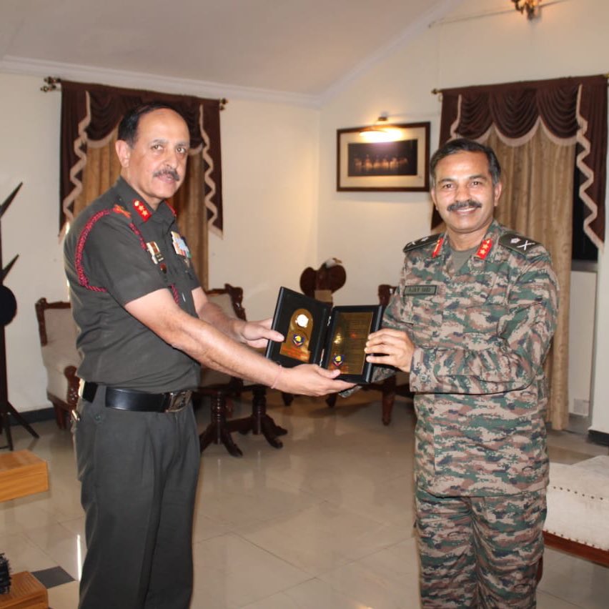 IaSouthern's tweet image. Budding gunner officers of #LGSC course from #SchoolOfArtillery, #Devlali visited #SouthernCommand &amp;amp; #AgnibaazDivision. GOC #AgnibaazDivision welcomed the Officers &amp;amp; gave them an insight on the employment of Artillery Division in the battle field.
#SudarshanChakraCorps