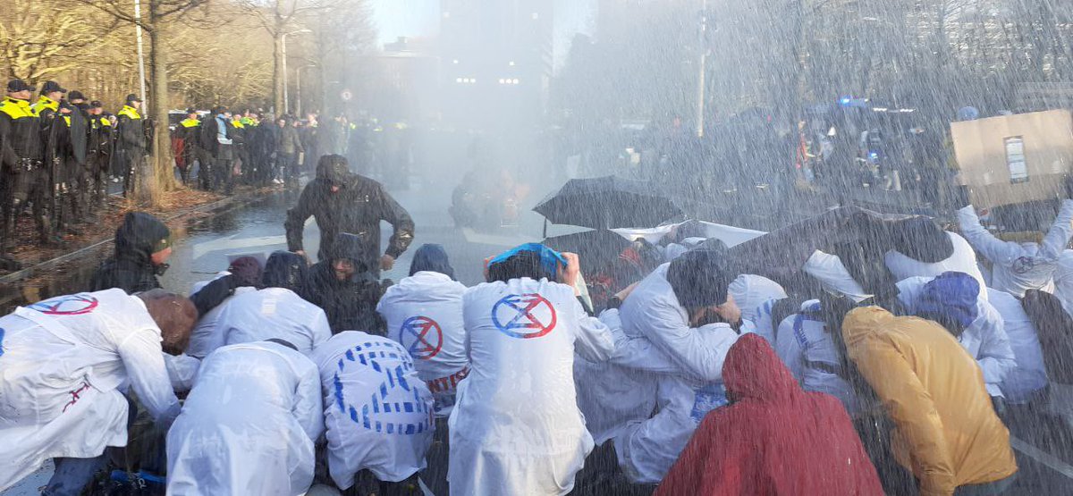 Scientists and academics are being attacked by water canons for peacefully demanding an end to fossil fuel subsidies, which are unacceptable in a climate emergency. @VVD @cdavandaag @christenunie @D66, is this the signal you want to send to the world?