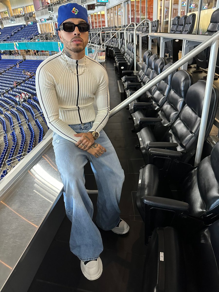 rauwalejandro's tweet image. MIAMI we here 📍🇵🇷🇵🇷🪐🪐🪐