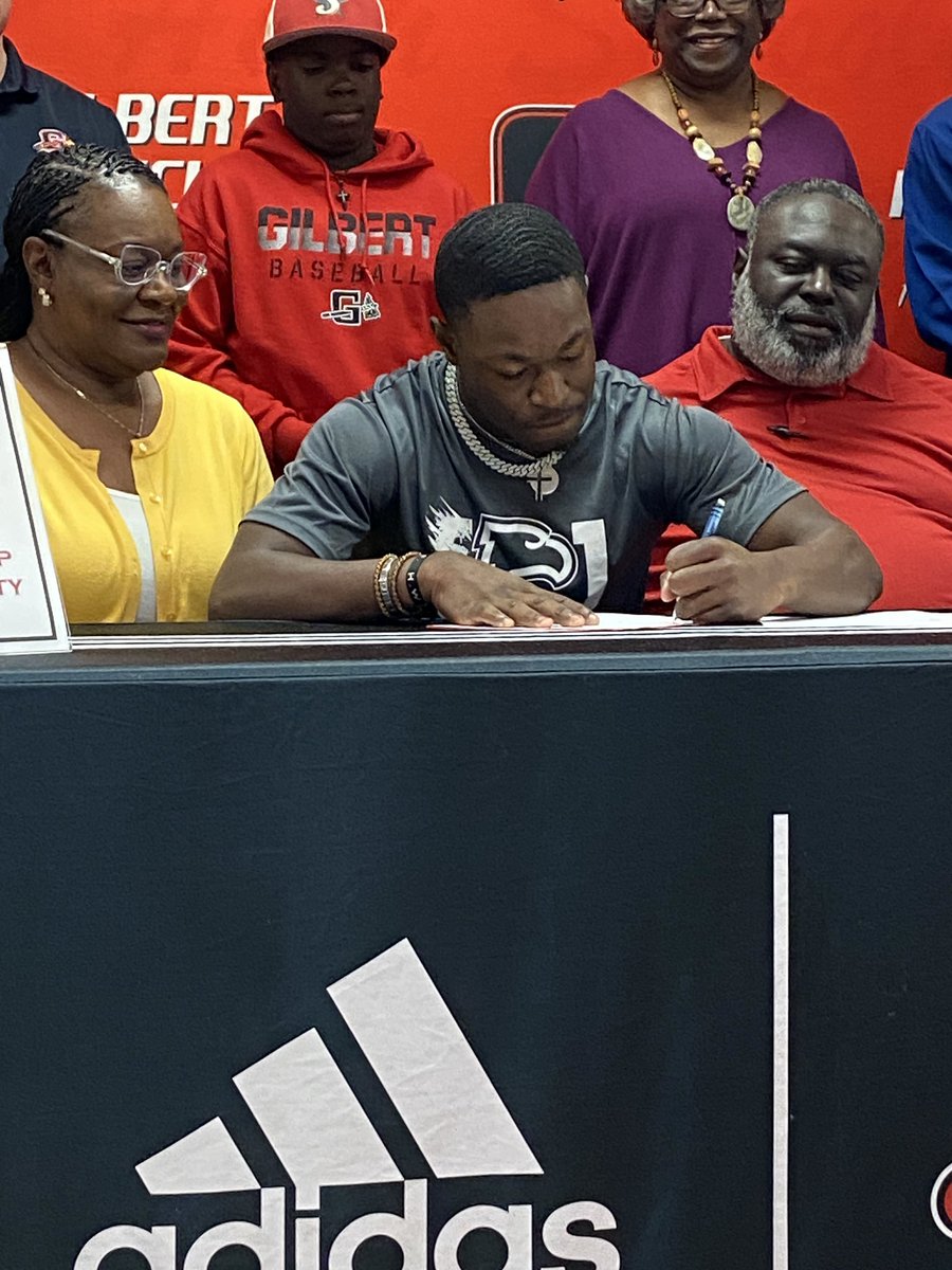 FrancesMeetze's tweet photo. So proud of my “son” @Cjennings3. Hard work and dedication pays off! Can’t wait to see what you do at @winthropu and @WinthropBSB https://t.co/ApWdj7ARoZ