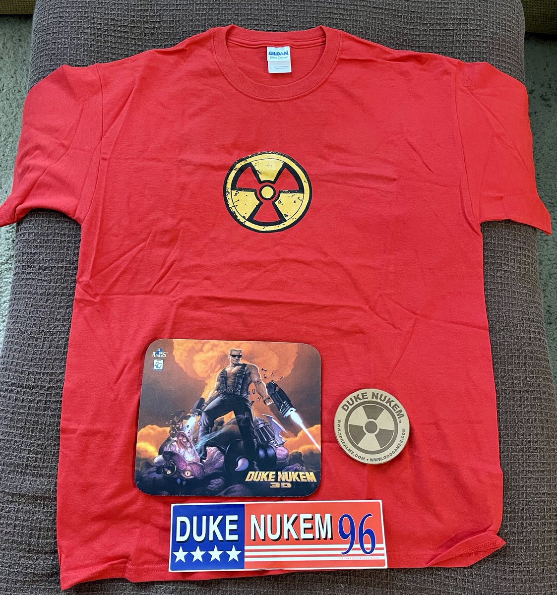 ☢️ SURPRISE GIVEAWAY!

Very rare (we only have this one) never worn red Duke Nukem 3D tee (size L). Plus other Duke goodies!

RT with #AlwaysBetOnApogee, and make sure to follow us for a chance to win this slice of 1990s Apogee history!

Free shipping worldwide.