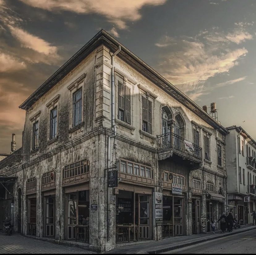 Hatayist's tweet photo. Antakya’daki tarihi Affan kahvesi, 1911 yılında Fuat Sahilli tarafından yaptırılmış olan iki katlı taş binada bulunur. 

’Affan’ Arapça yiğit anlamına gelir ve bu isim, eski zamanlarda mahalleyi koruyan ve sevilen kabadayıların burada yaşamasından dolayı mahalleye verilmiştir. https://t.co/kOjQ5TrF44