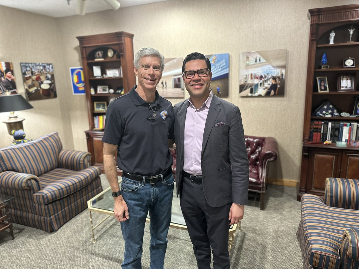 AttorneyLopezTX's tweet photo. Pleasure to meet with Dean @DeanMikeBarry at my law school @STCL_Houston. Working on big plans to give back to current and future students. ⚖️ https://t.co/OqDAZJ6AQh