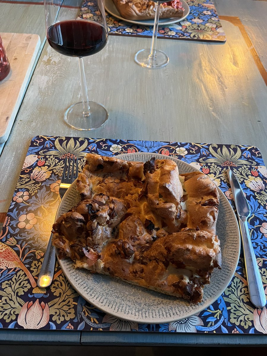JensenRi's tweet photo. Till fläskpannkaka dricker man givetvis Pinot Noir https://t.co/iJ1Nm0AyOh