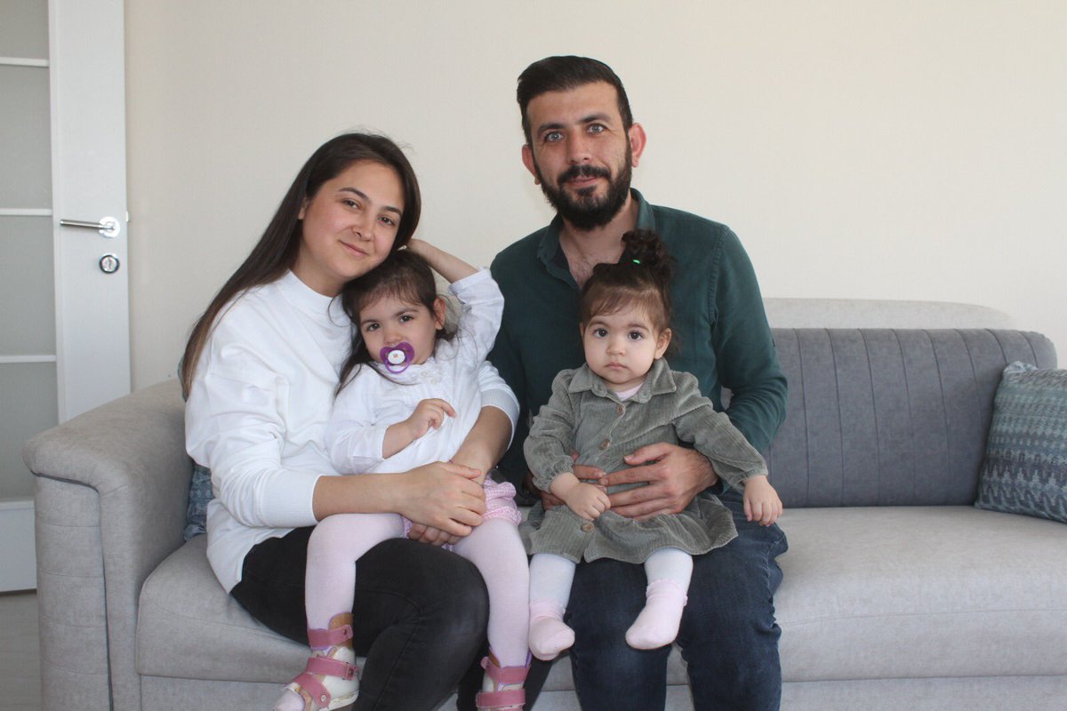 Biz birbirimize sımsıkı sarıldık ayrılmayacağız,
Mutlu aile tablomuz, ayaktayız yıkılmayacağız,
Sevinçten olsun bundan sonra gözyaşlarımız,
Ne olur ellerimizi bırakmayın kısalsın yolumuz. 
#USDT   #YaliCapkini #YilmazOzdil #SedatPeker #jesus #2000lerinOyuKime #Vargas #Ayasofya