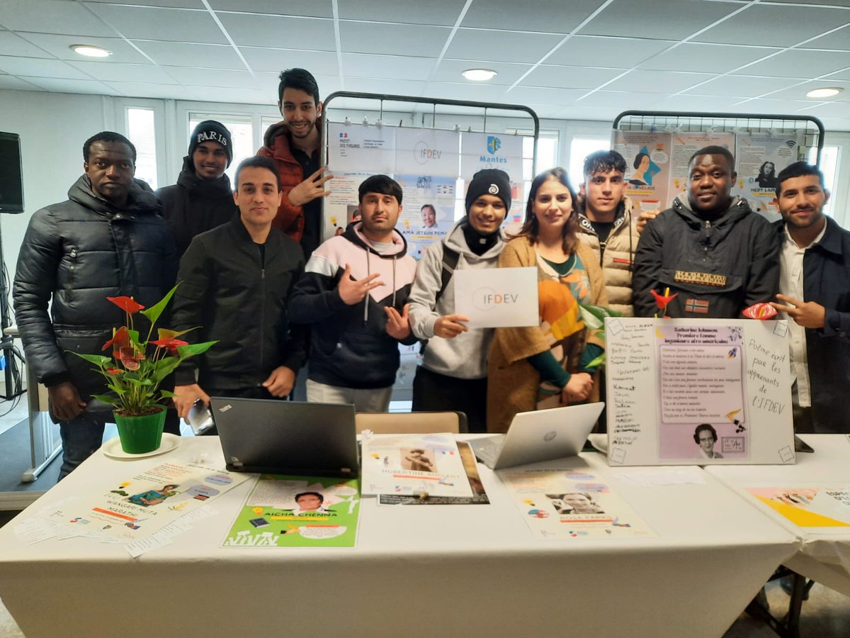 IFDEV78's tweet photo. Les apprenants  de @IFDEV78  #journeeinternationaledesdroitsdesfemmes  à l'Agora @ManteslaJolie_: lecture poèmes, expositions d'affiches, tatouage au henné, défilés, témoignages.
Apprendre le 🇫🇷 autrement.  De nombreuses associations mantaises présentes 🔥🔥 https://t.co/MK7cmgUdCq