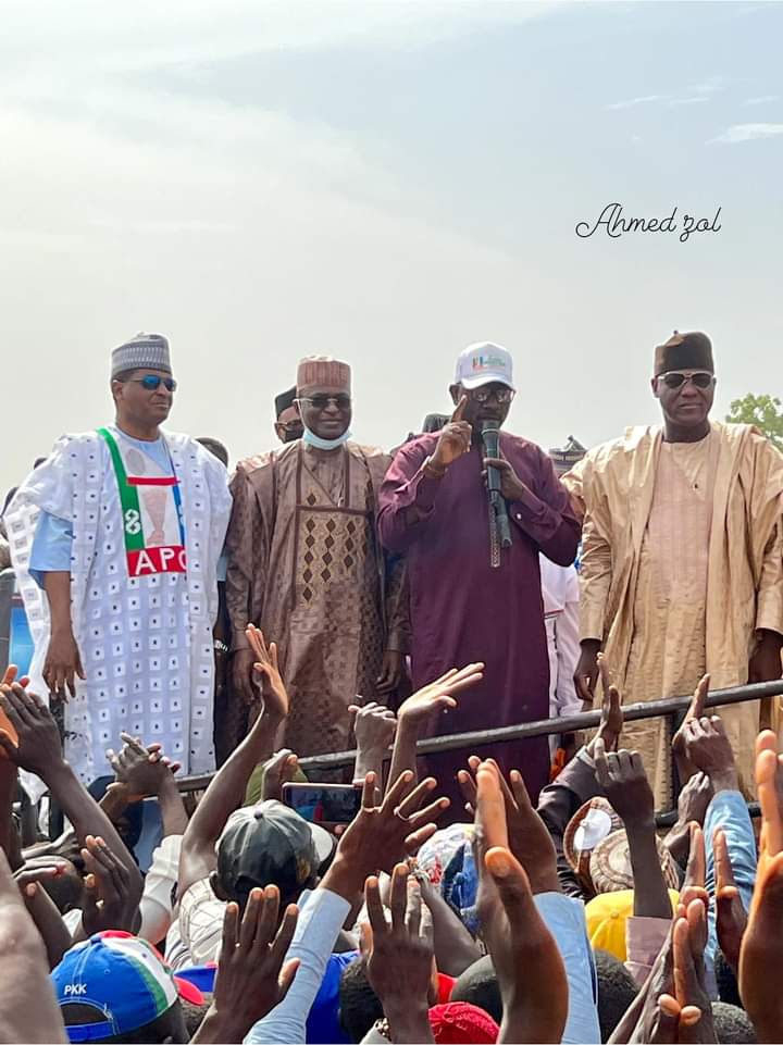 AirSadeeq's tweet photo. APC gubernatorial candidate of Bauchi State @CAS_AMSadique visits Dull town, Tafawa Balewa local government of Bauchi State. His entourage includes: @YakubDogara, Hon. Jafaru Leko Dull, Sen. Nazif Gamawa, Malam Isah Yuguda, Abdulrasheed Muazu and others.
@Sadiya_farouq https://t.co/59ckhhizHo