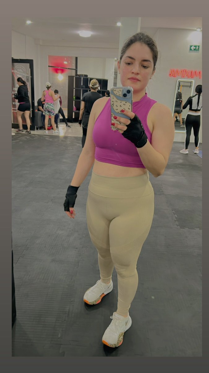 LizCaHe's tweet photo. @LaNalgaNori Tu última selfie eres tú por fuera // Tu último meme eres tú por dentro… https://t.co/YbyZXflyD8
