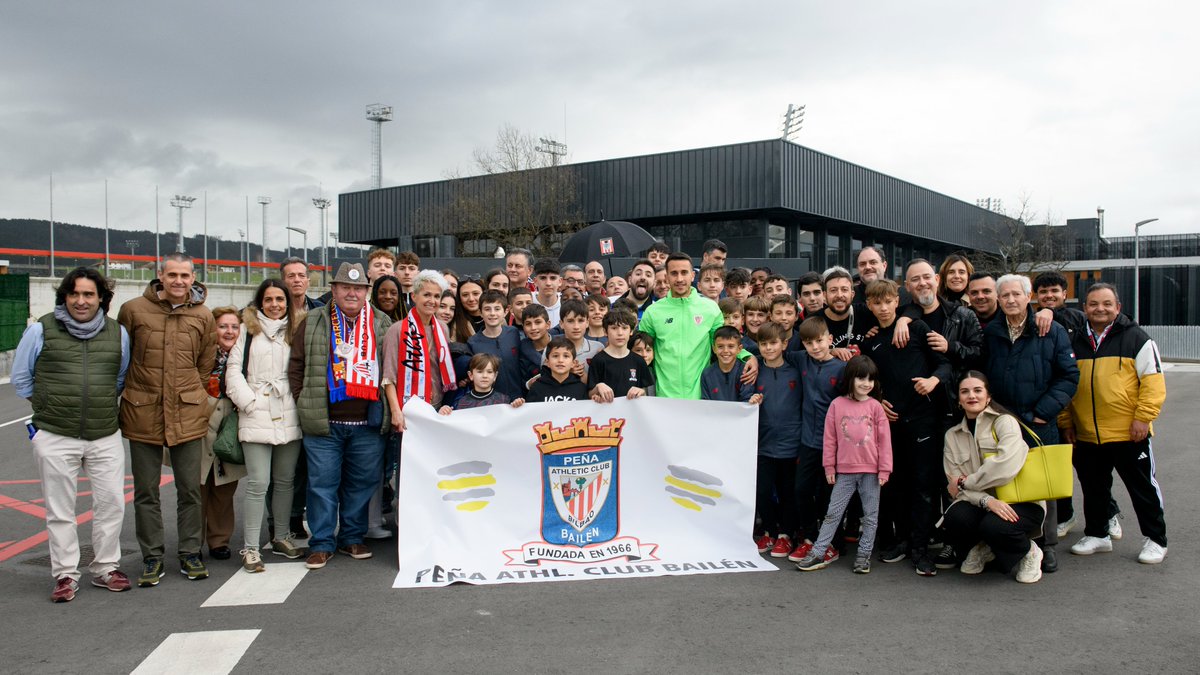 AthleticClub's tweet photo. 🤗 La Peña Athletic Club de Bailén (Jaén) ha hecho entrega a @AlexBerenguerR del premio al jugador más regular de la pasada temporada.

Zorionak, Álex‼️

#AthleticClub 🦁 https://t.co/tkRhuqn83U