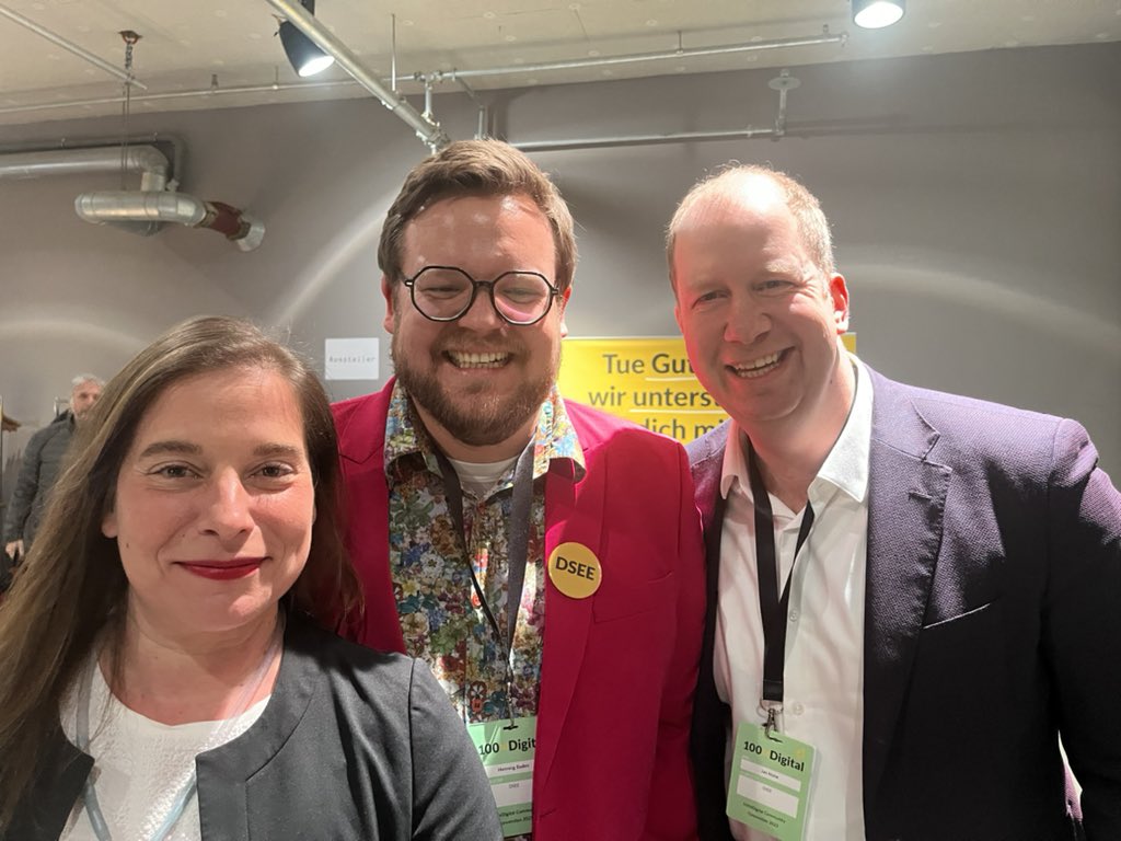 jan_holze's tweet photo. Wir haben nicht nur die besten Kolleginnen und Kollegen, sondern auch die schönsten Jackets 🤩 in der @D_S_E_E! 👀 #communityconvention powered by #DSEE https://t.co/JtLduKsZCa