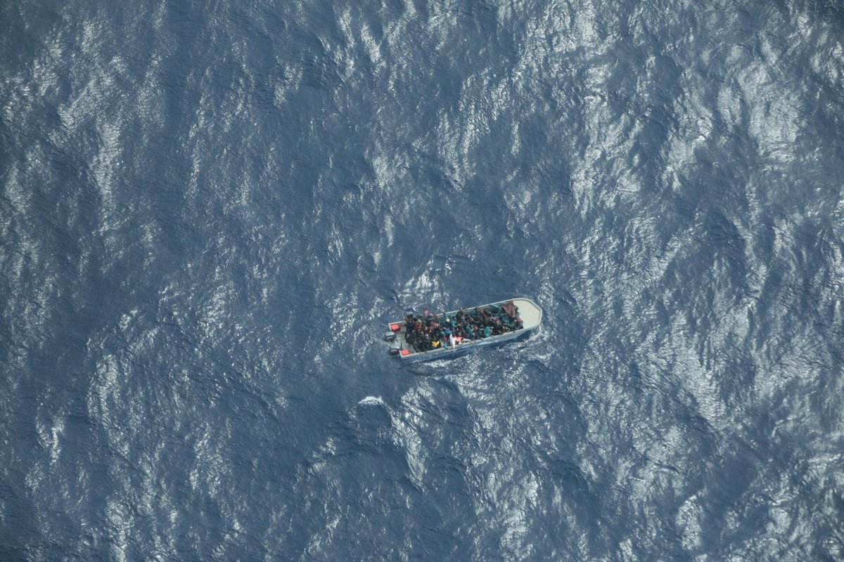seawatchcrew's tweet photo. 🔴Die Zeit rennt, um ~50 Menschen an Bord dieses Bootes zu retten. Der Seenotfall treibt in hohen Wellen. Ein nahes Handelsschiff ist nicht für Rettungen ausgestattet und wurde von ital. Behörden aufgefordert, auf die sg. Libysche Küstenwache zu warten, doch diese kommt nicht. https://t.co/yrfS6uDFQb