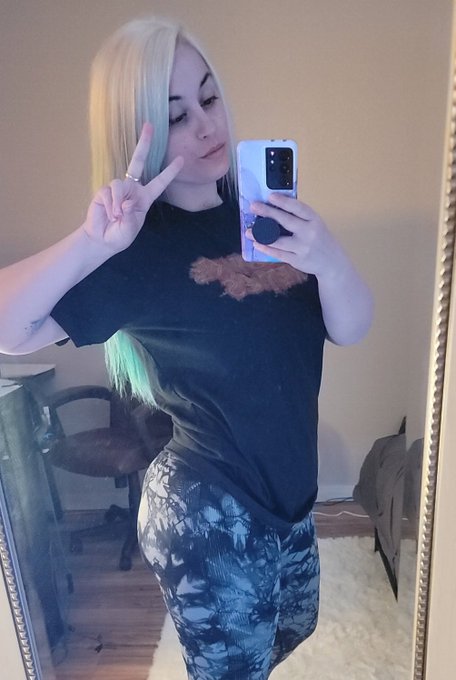 Not me missing my blonde and blue hair 😅 https://t.co/hsAffbHyIR