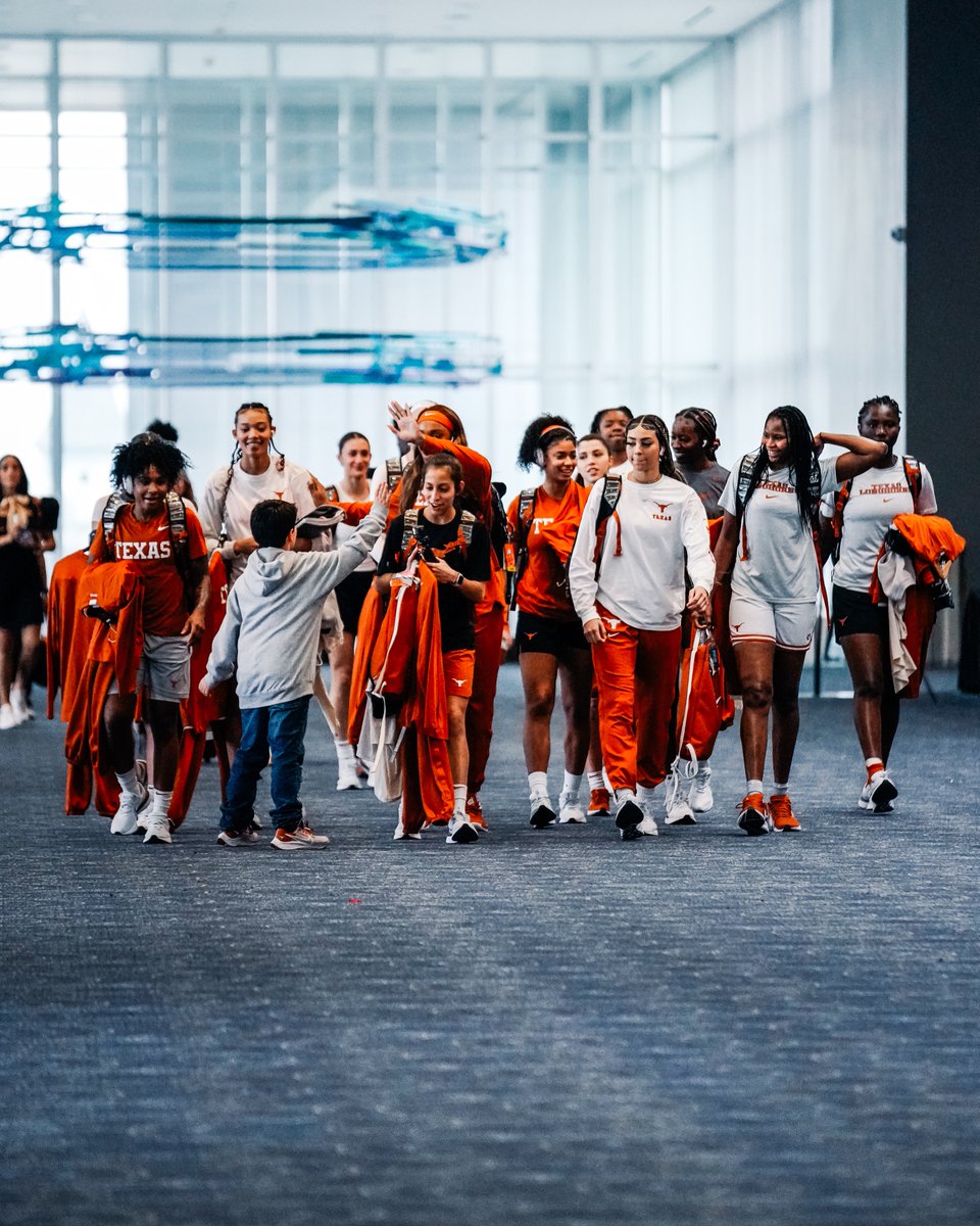 TexasWBB's tweet photo. send off for the semi 🤘

we appreciate you @LonghornPepBand @UTexasSpirit https://t.co/02DjiVA2uQ