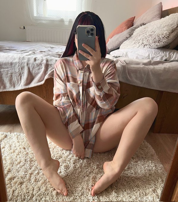 Please retweet + like if you think I look cute in baggy clothes too 🥰 Have you ever fcked a 18y/o college