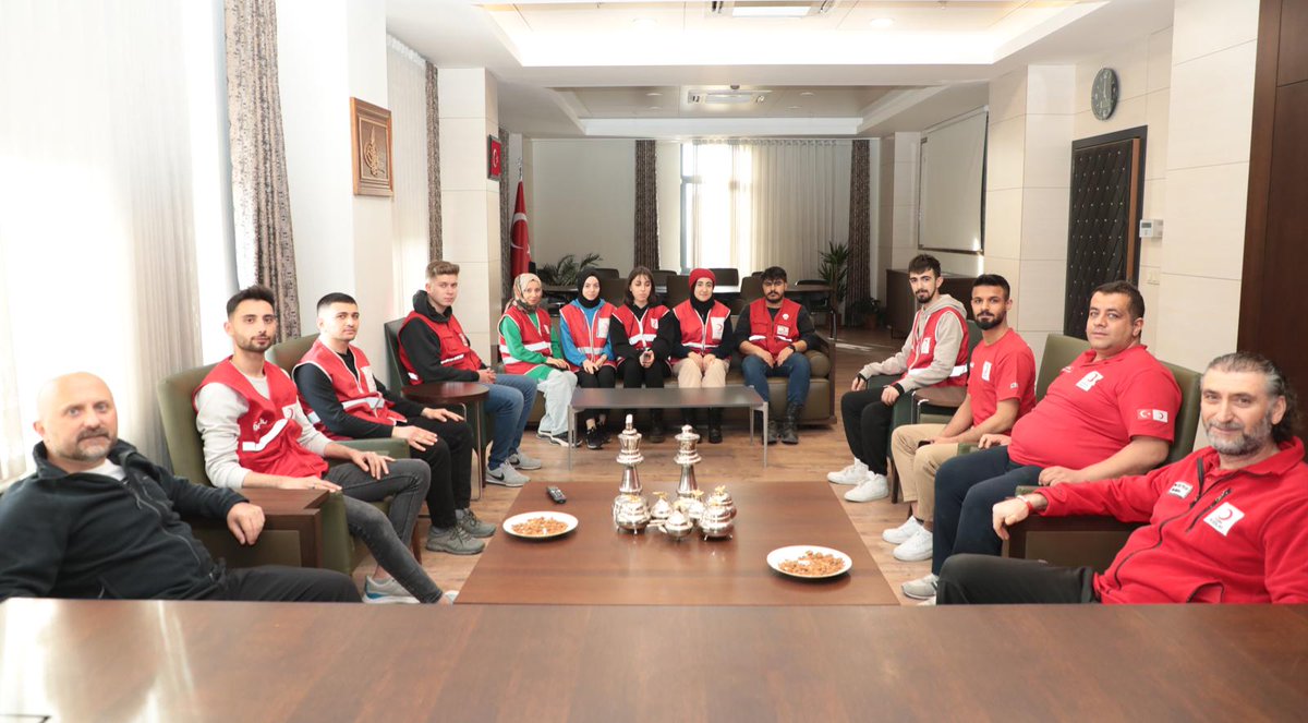 Türk Kızılay Amasya İl Başkanlığımız Mahmut Albayrak, Başkan Yardımcımız Emre Kermen ve Genç Kızılay Gönüllülerimiz, Hatay Deprem Bölgesine giderken Kahramanmaraş İlimizde görev yapan Amasya Eski Valimiz Dr. Osman Varol'u ziyaret ettiler.