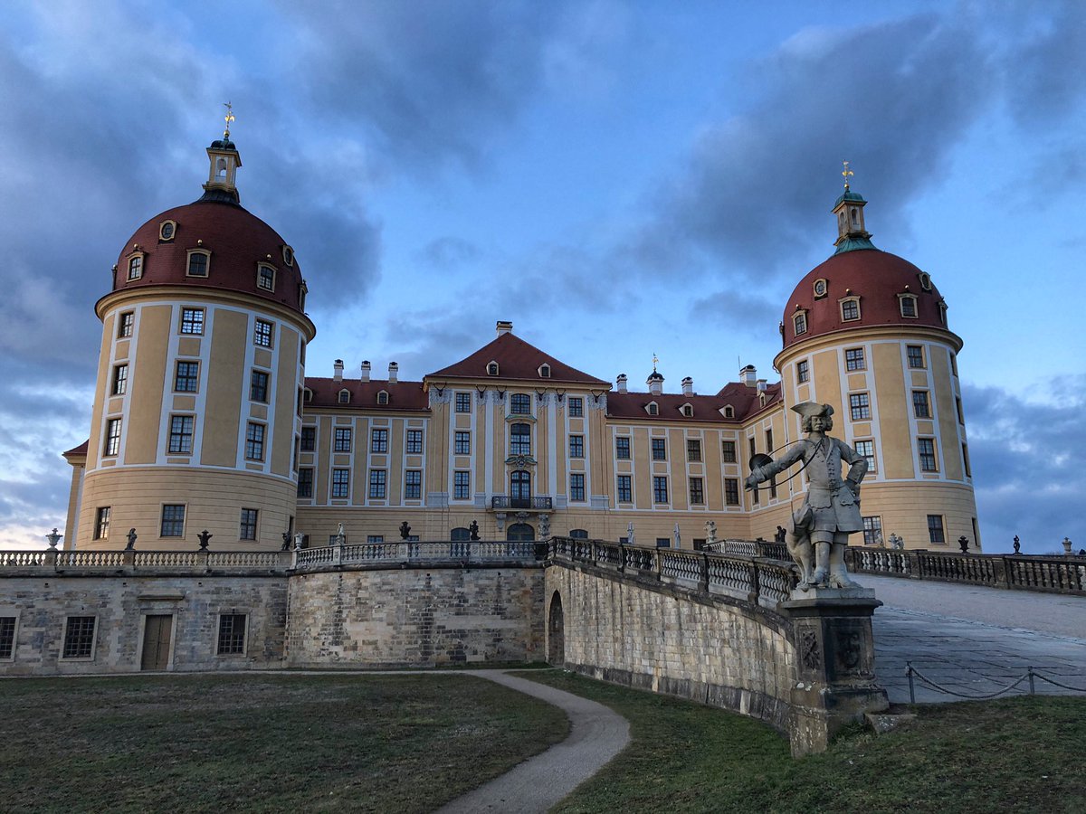 Hochtouren's tweet photo. Schloß #Moritzburg heute kurz nach Sonnenuntergang #Sachsen https://t.co/6hDg9giMmE