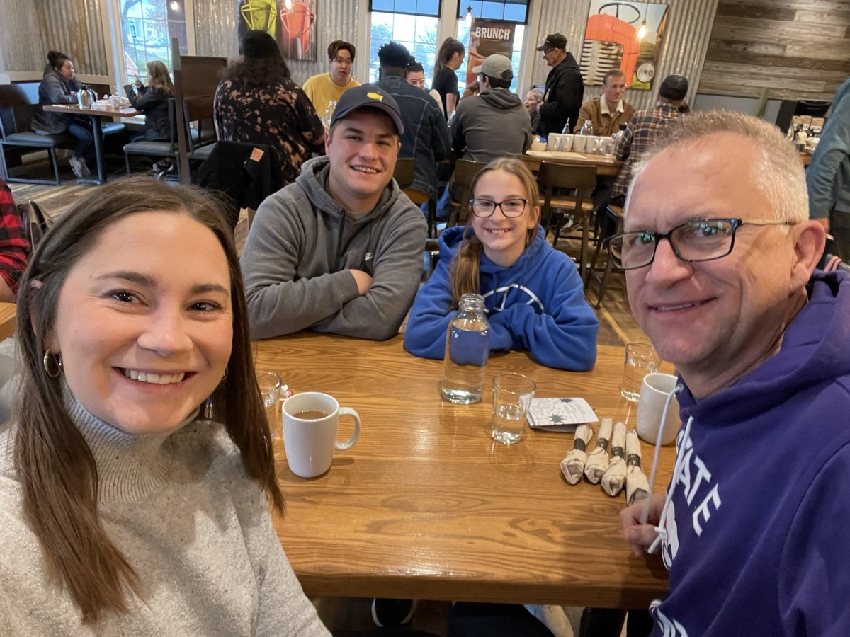 dragon_viper's tweet photo. Breakfast with Syd and Luke!! https://t.co/WttAh5U8CI