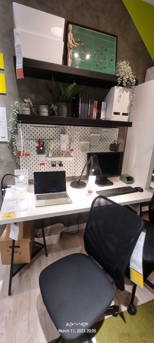 Kamar dan meja kerja tahun depan. AMIN²