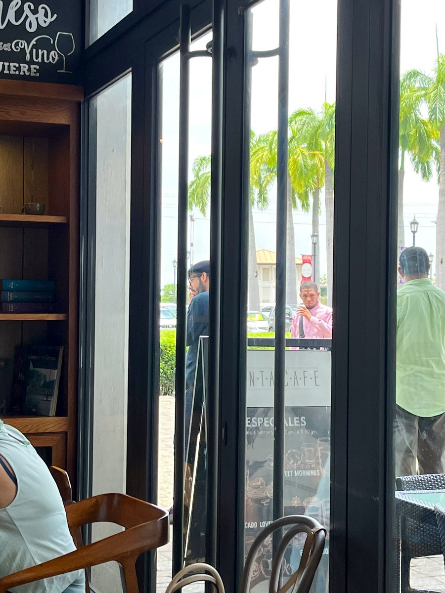 OpalVanegas65's tweet photo. Hoy esta rata y su mujer estaban en Tinta Café. Afuera 5 guardaespaldas.  Quien paga? https://t.co/SnHgYzejh2