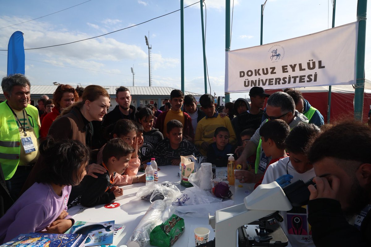 Rektörümüz <a href="/hotar_nukhet/">Prof. Dr. Nükhet Hotar</a>,  #BizBuradayız diyen hocalarımız ve gönüllü öğrencilerimizin destek çalışmalarına katılmak ve depremzede vatandaşlarımıza geçmiş olsun mesajımızı iletmek üzere #Adıyaman Eğriçay Parkı Çadırkent'i ziyaret etti.