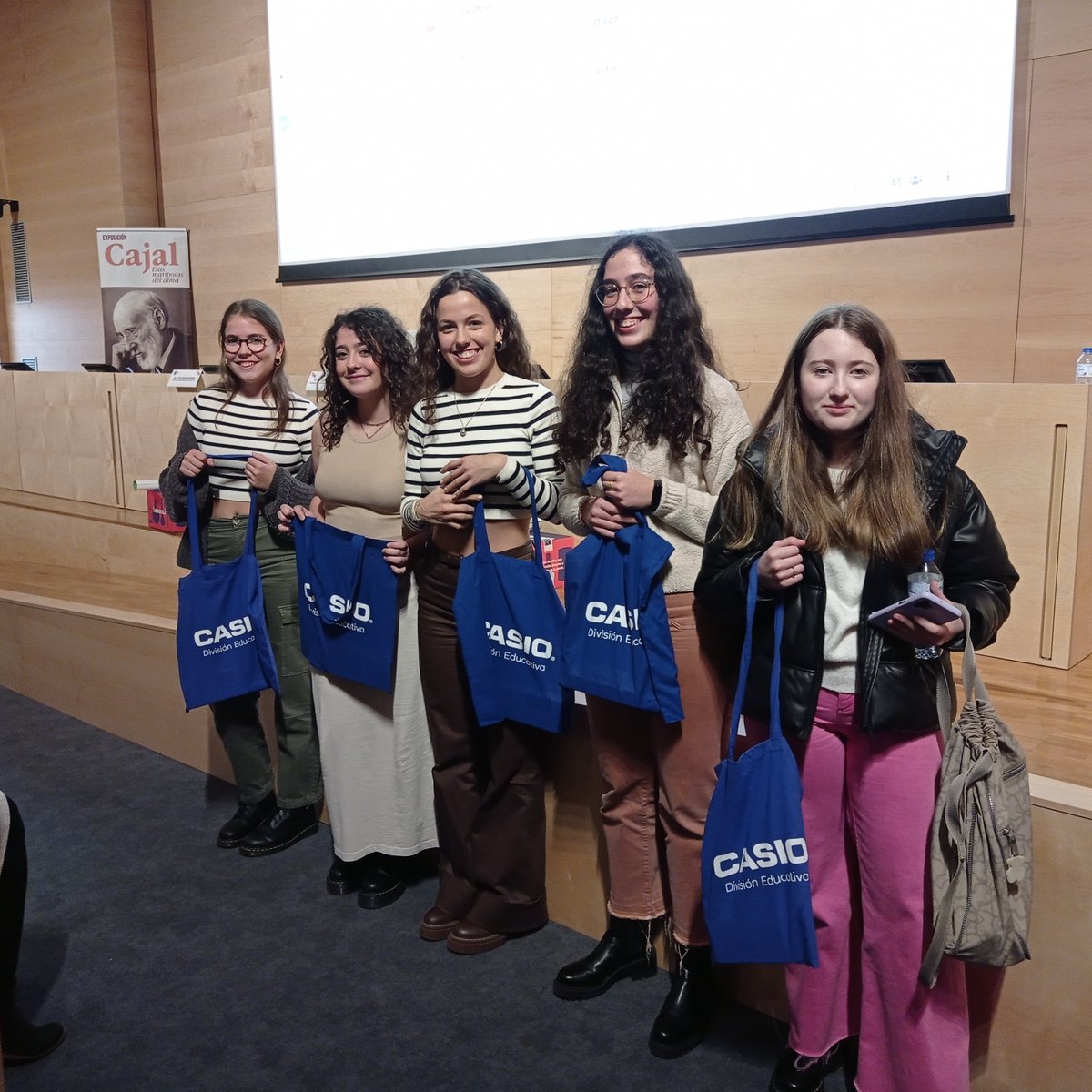 RT @UnistemSantiago: Las 5 ganadoras de las calculadoras @CASIOedu en la jornada #UnistemDay2023 de #SantiagodeCompostela ¡Felicidades! #cientificas #mujeryciencia #mujeresSTEM #womeninscience #juegointeractivo @cimususc @UniversidadeUSC