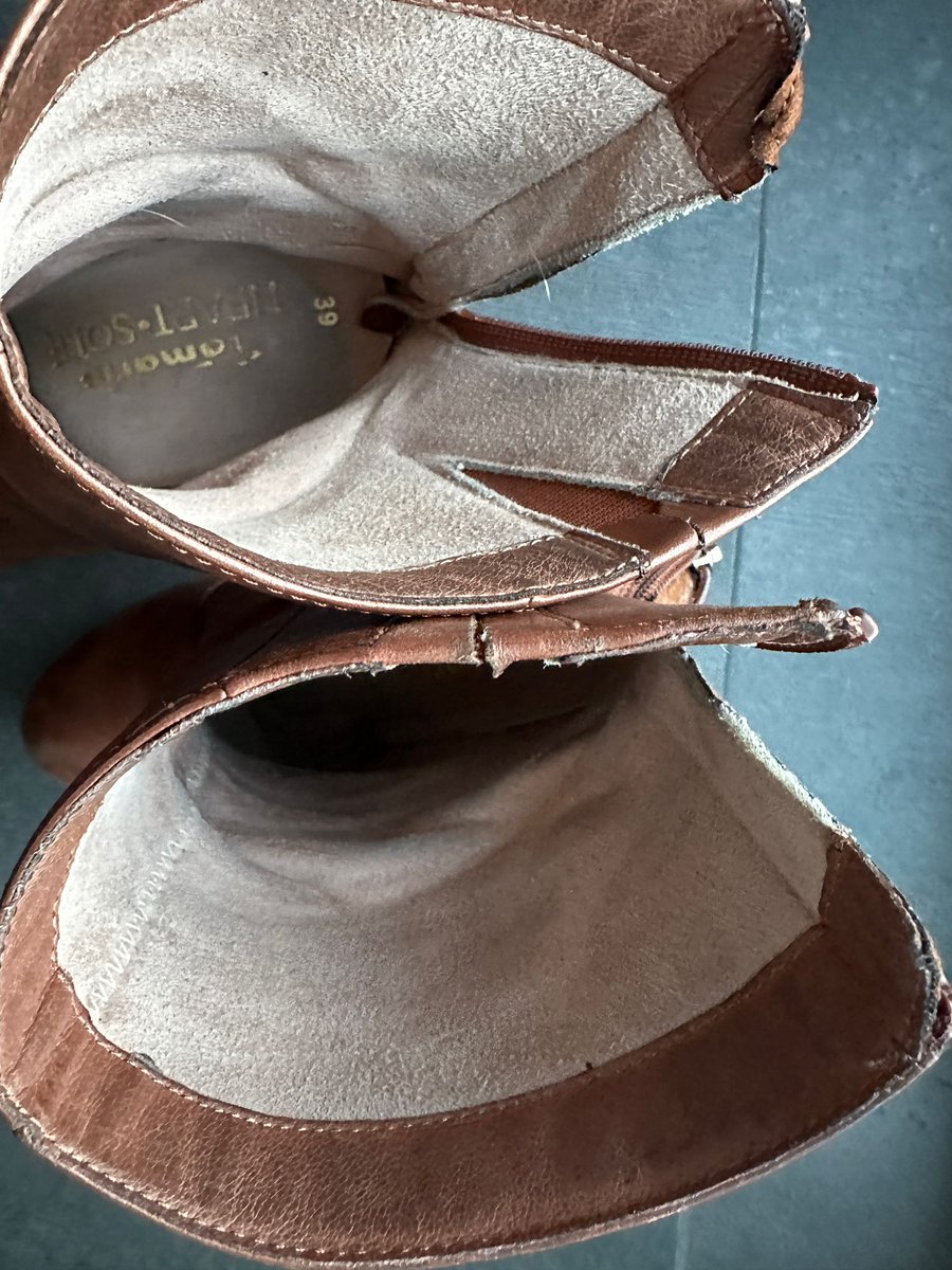 pamperedincash's tweet photo. Saisonende für diese herrlich duftenden Cognacfarbigen Stiefel. Gegen Höchstgebot 🤑abzugeben! Jeden Tag und gerne getragen!!! Anbetungswürdiger Zustand. Perfekt für den Altar du Stiefellecker 🤣 https://t.co/jfwpf81Hje