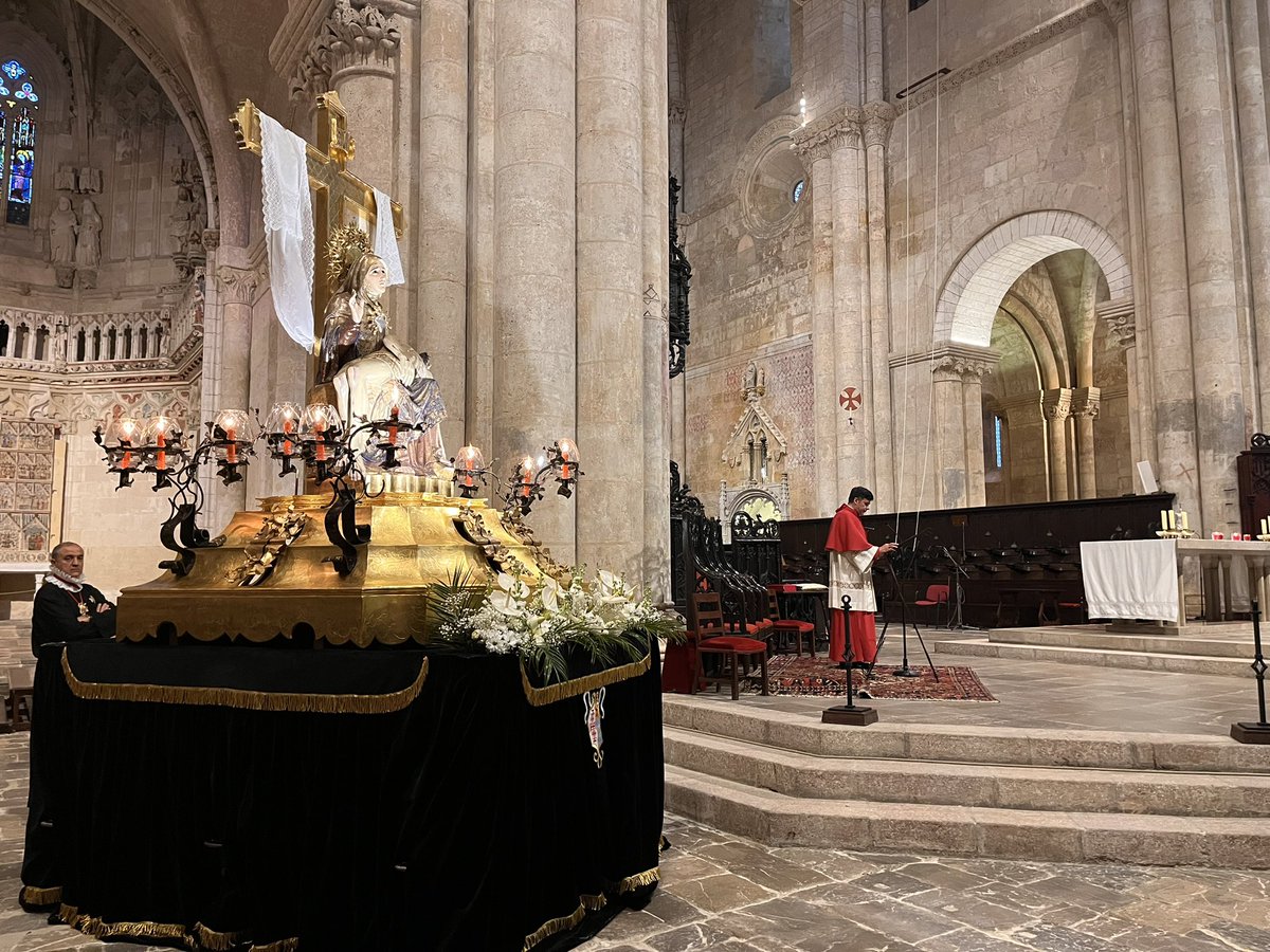 gremidepagesos's tweet photo. Se celebra l’acte de commemoració dels 700 anys del #GremidePagesos i @marejants. 

El Braç de Santa Tecla presideix la cerimònia. 

#SetmanaSantaTGN https://t.co/qktCV6PThC