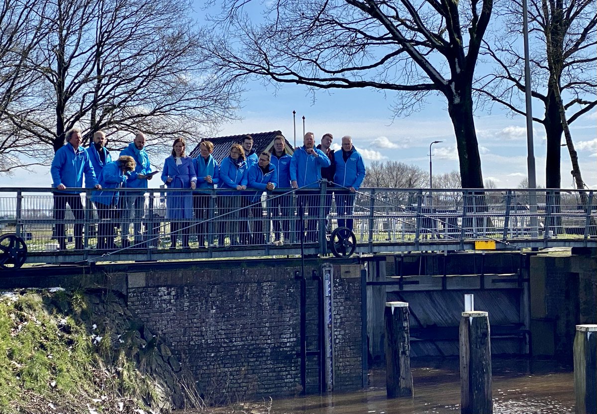 Drinkbare Overijsselse Vecht! Lijsttrekkers @HugoTromp @khodink overhandigen kamerlid <a href="/StienekevdGraaf/">StienekevanderGraaf</a> het ideaal. De Vecht in de nabijheid van Zwolle wordt steeds belangrijker voor natuurherstel, visstand en drinkwaterwinning.  Team <a href="/CUOverijssel/">CU Overijssel</a> <a href="/CUZwolle/">ChristenUnie Zwolle</a>  #ruimtevooorelkaar