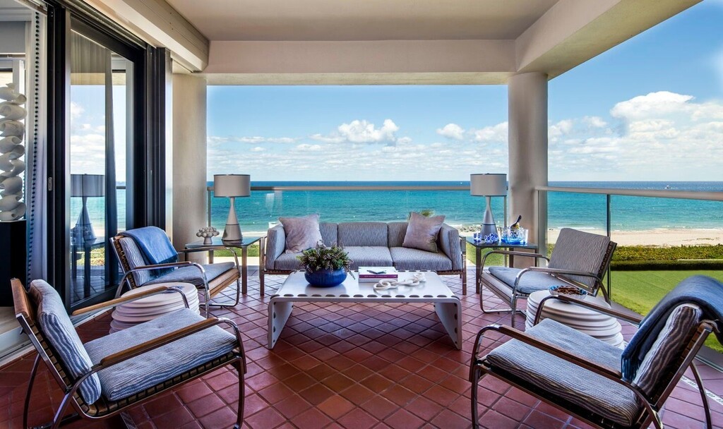 LA_Designs's tweet image. I never seem to know where these curated #liveanywhereinc lamps live I designed. Now in a beautiful Palm Beach setting by featured Architectural Digest designers  #adforjj.