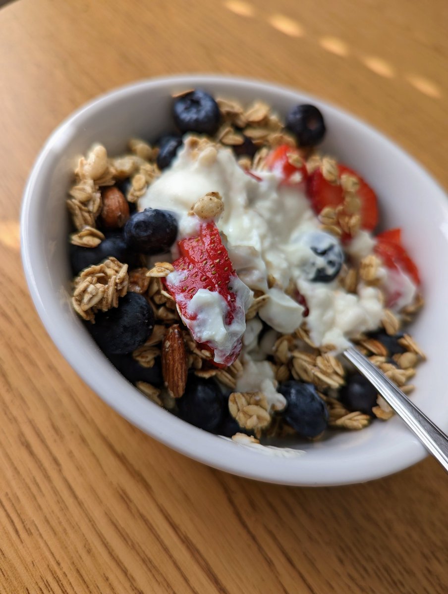 TD2timeMVP's tweet photo. Another healthy breakfast by Rebecca. 🫐🍓🍦 #rgli🍴 https://t.co/VGx5nFiRYE