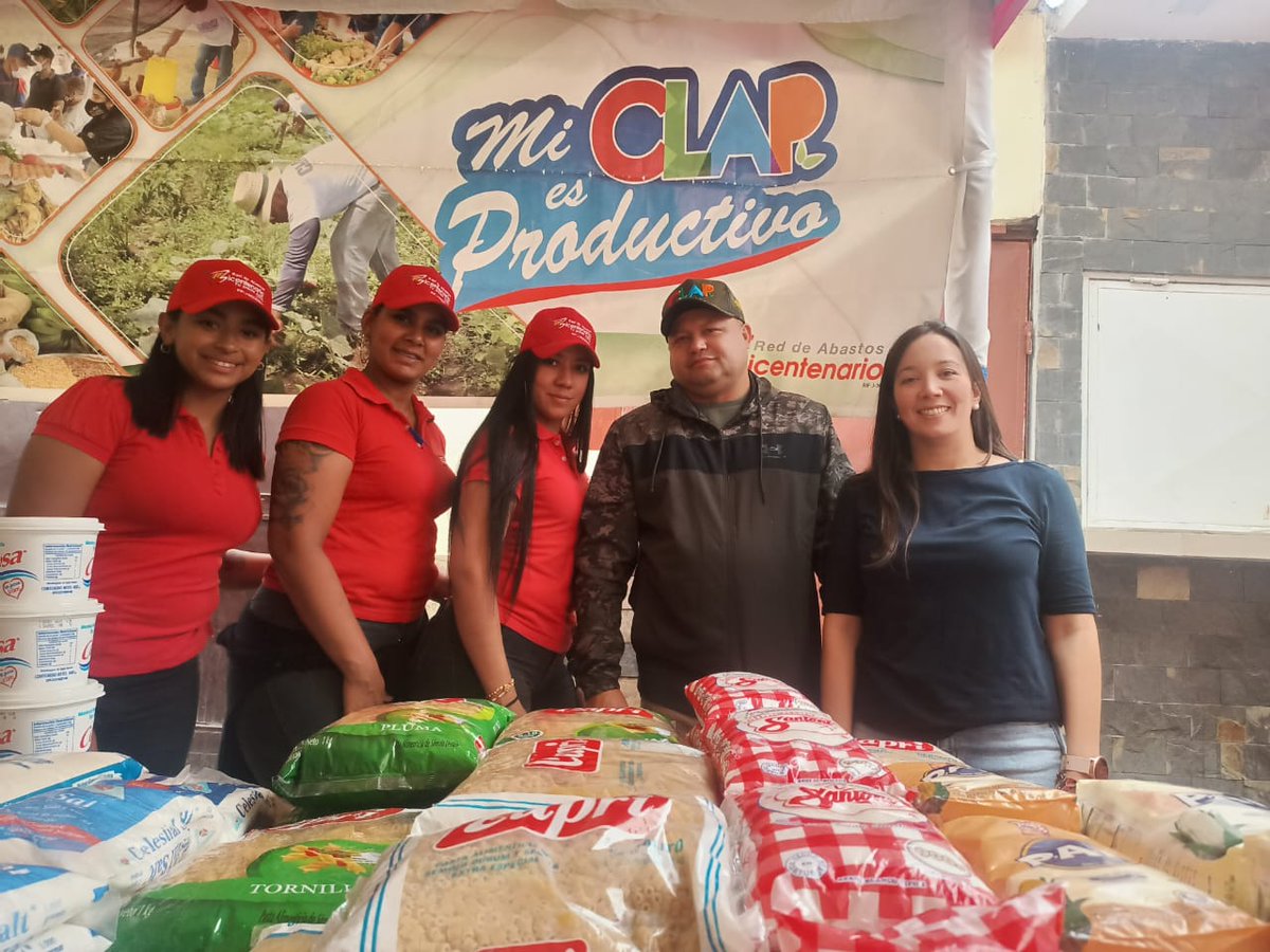 mafersanchez221's tweet photo. 💃 Amigos el presidente de la Red @RABSA_OFICIAL @rcamposc70 acompaña al pueblo del eje 7 de Mamera, Antimano, Caracas 🇻🇪, en la Feria del Campo Soberano beneficiando a más de 9700 personas con #22Ton de proteínas y verduras celebrando #7añosClap 👏 #IICongresoClap #poupettekenz https://t.co/gS6XogEOvL