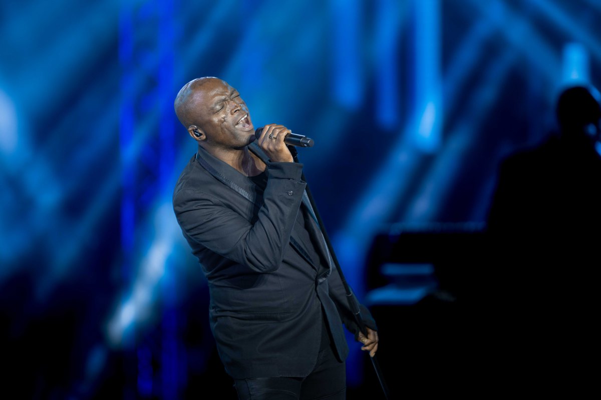 majaztheatre's tweet photo. @Seal is now on stage, meeting his Sharjah Fans for the first time! What an encounter! 
سيل يعتلي خشبة مسرح المجاز الآن، ليلتقي بجمهوره في الشارقة للمرة الأولى!

#هلابالمجاز #مسرح_المجاز #الشارقة #الإمارات⠀⠀
#AlMajazAmphitheatre #LetsMajaz #sharjah https://t.co/agtQEzDfAz