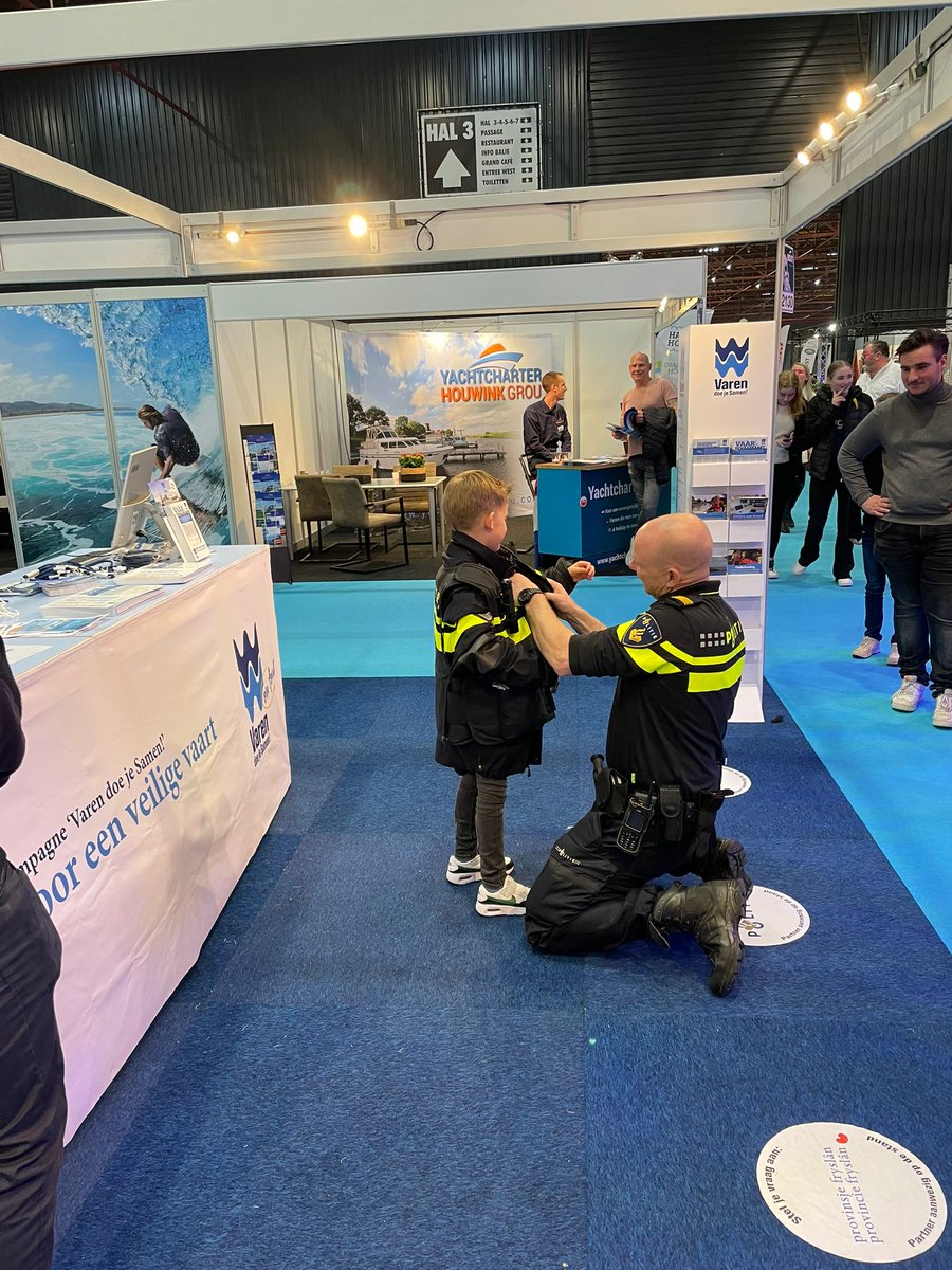 Ook de volgende generatie komt eraan! Op de stand van 'Varen doe je Samen' op <a href="/BootHolland/">BootHolland</a> 
Samen met <a href="/toezichttewater/">Toezicht te water</a> , <a href="/provfryslan/">Provincie Fryslân</a> , <a href="/Rijkswaterstaat/">Rijkswaterstaat</a> en #Hydrografischedienst 
De beurs is morgen, zondag, ook nog. Welkom!