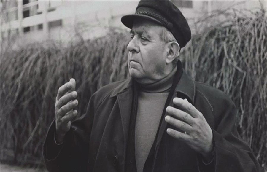 Bu nasıl çark ulan!
Buğday bizim 
Ezilen biziz..
Un olan biz.. 
Aç kalan hepimiz. 
Kim bu doymak bilmeyen şerefsiz?

Ahmed Arif