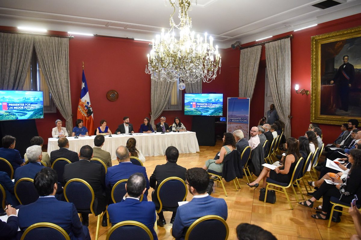 A #1AñoDeGobierno, autoridades se reúnen en consejo de gabinete para trabajar juntos en abrir la puerta al desarrollo, la descentralización y la democracia.

Queremos mejorar la vida de todas y todos y estar presentes por un mejor futuro 🇨🇱