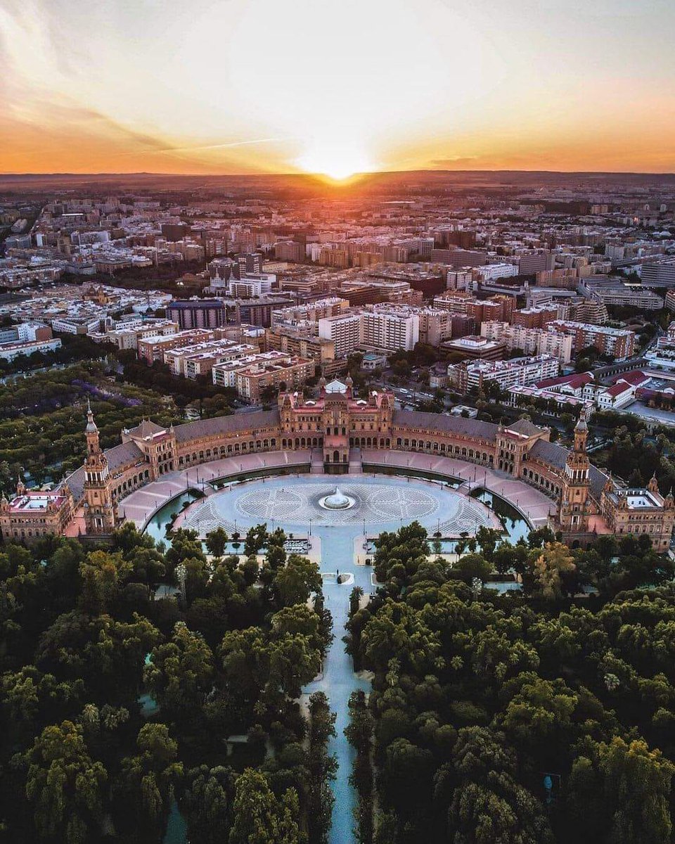 SevillaInsolita's tweet photo. «Porque toda Sevilla es una ciudad insólita, entendiendo como tal algo no común, extraordinario y desacostumbrado».

Francisco Morales Padrón (1924-2010), historiador. https://t.co/ZY9WHS5dQV