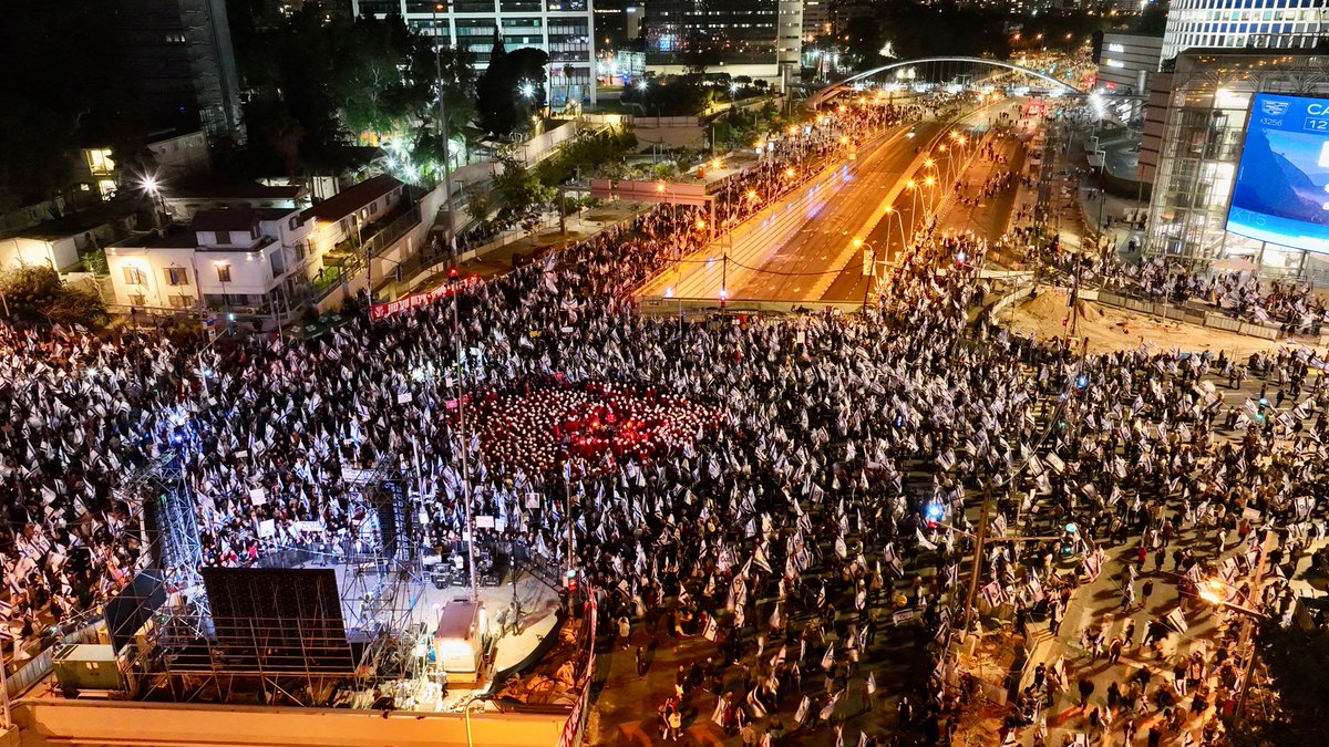 democratechil's tweet photo. מעל 50 אלף בחיפה. 20 אלף בכפ"ס, 10 אלפים מפגינים ברשל"צ, נתניה וב"ש. מצומת הגומא בצפון, גבעת שמואל במרכז ועד אילת בדרום- מעל 100 מוקדים, בלי לדבר על המאות אלפים בת"א. התעוררנו. הדיקטטורה לא תעבור https://t.co/P0KIy3zB5g