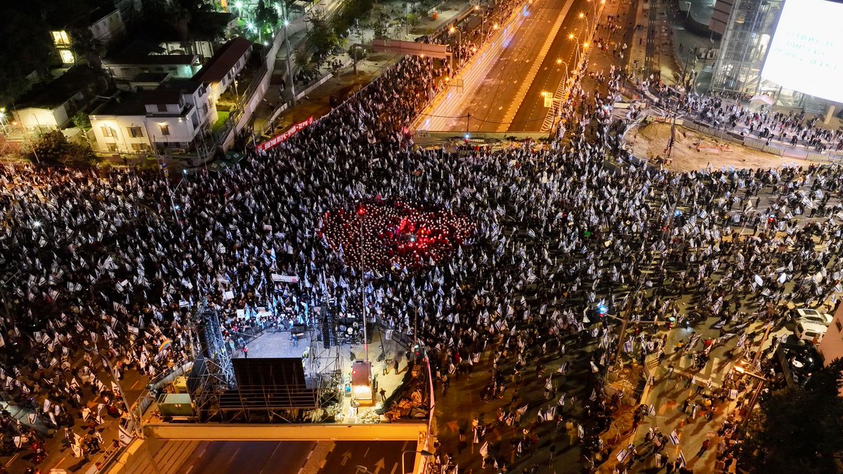 democratechil's tweet photo. מעל 50 אלף בחיפה. 20 אלף בכפ"ס, 10 אלפים מפגינים ברשל"צ, נתניה וב"ש. מצומת הגומא בצפון, גבעת שמואל במרכז ועד אילת בדרום- מעל 100 מוקדים, בלי לדבר על המאות אלפים בת"א. התעוררנו. הדיקטטורה לא תעבור https://t.co/P0KIy3zB5g
