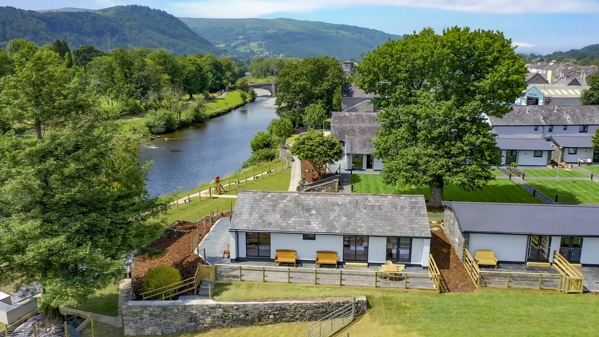 Visiting_Conwy's tweet image. Time for another break? Whisk yourself away to one of our cosy self-catering cottages, homely guesthouses or elegant hotels!

Plan your break here - bit.ly/3ANqpIE 

#visitconwy #springbreaks #springholiday