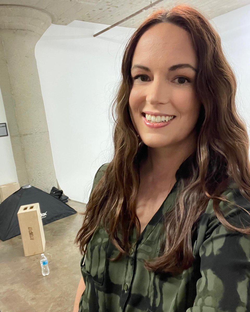 Spoiler-free selfie from my amazing day! Full day on set after a last-minute (&lt;24hr) booking and then still made it to the fitting/photoshoot for a new feature starting next week! Love love love being busy!! 🖤🎥🖤
.
.
#setlife #actress #workhard #workworkworkworkwork #lovelife